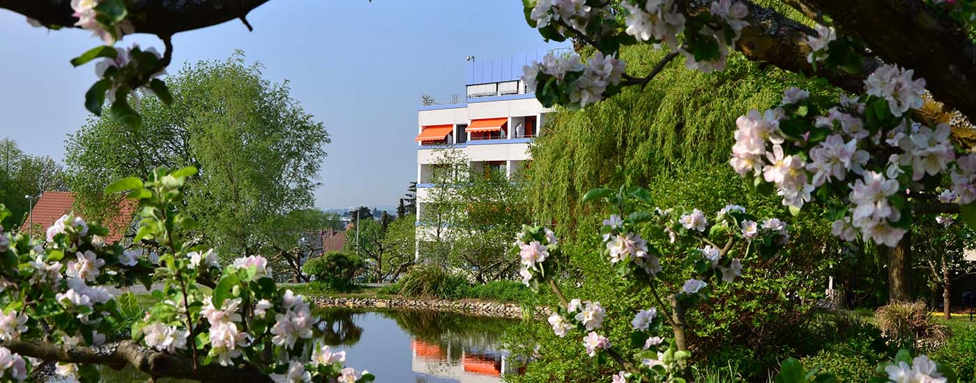 Blick auf einen Wohnblock des Altkönig-Stifts mit teich im vordergrund